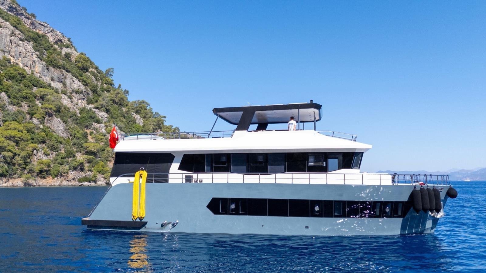 4-Cabin Trawler – 40225