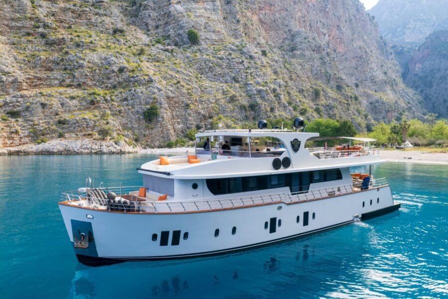 5-Cabin Trawler – 50206