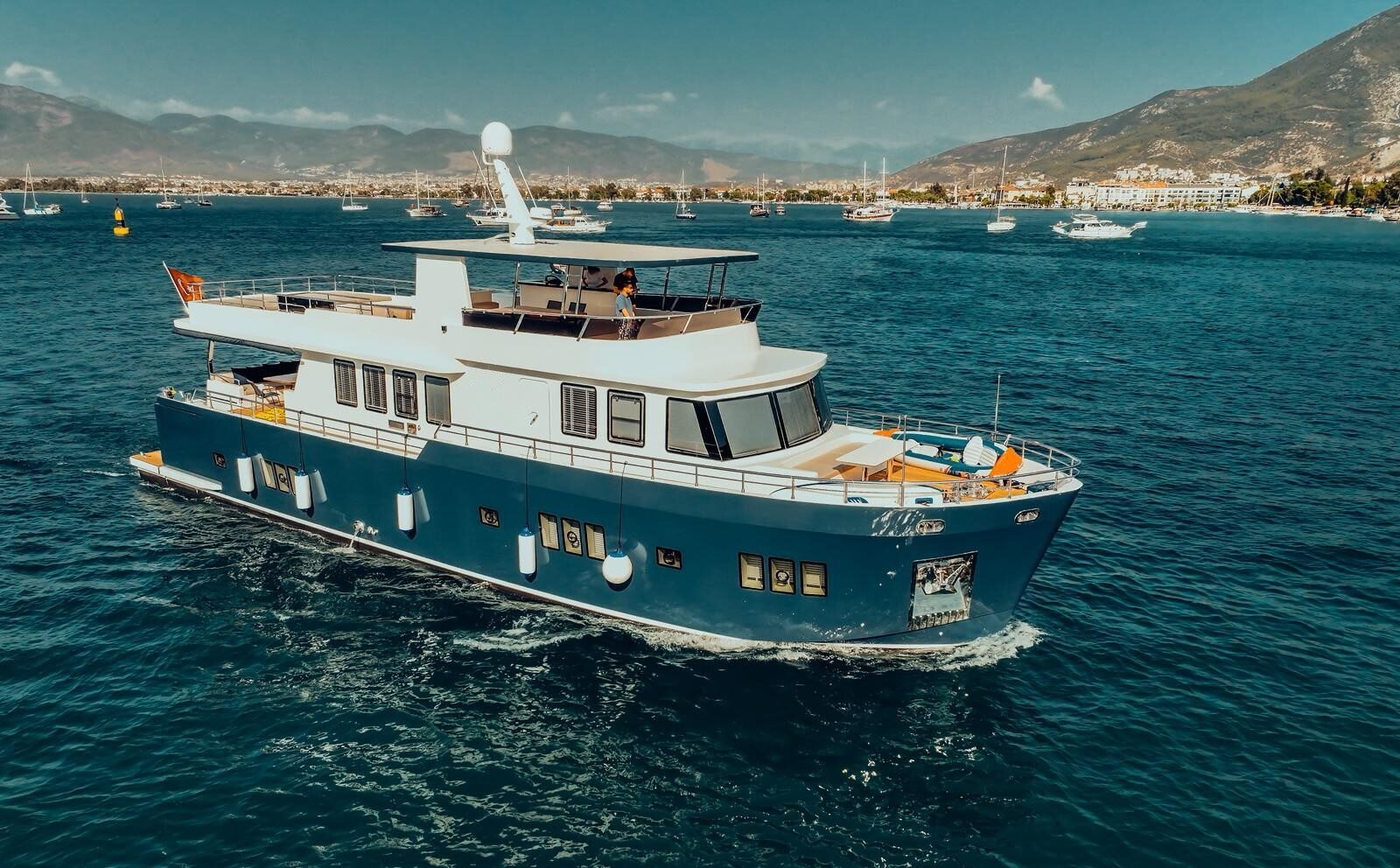 5 CABIN LUXURY TRAWLER – 50204